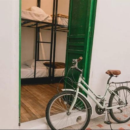 Wild Monkey Hostel Куэнка Экстерьер фото